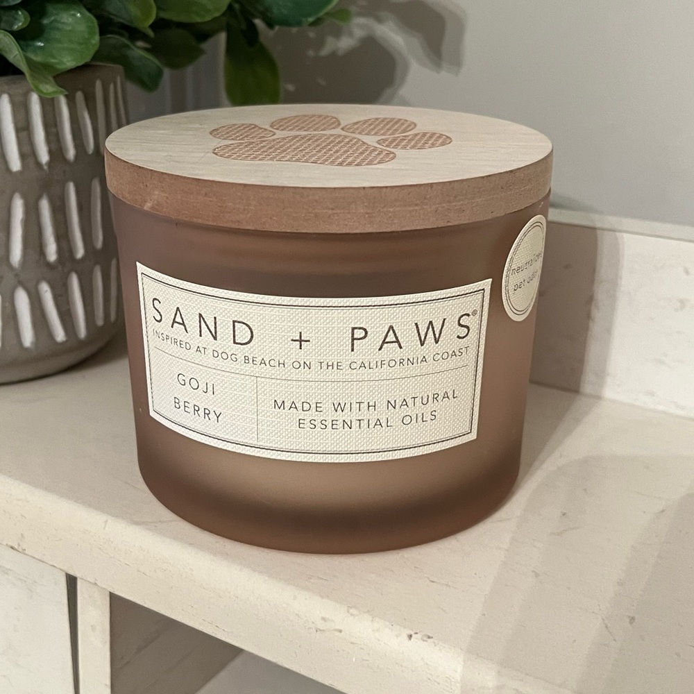 SAND & PAWS 🐾 ODOR NEUTRALIZING GOJI BERRY SCENTED CANDLE
